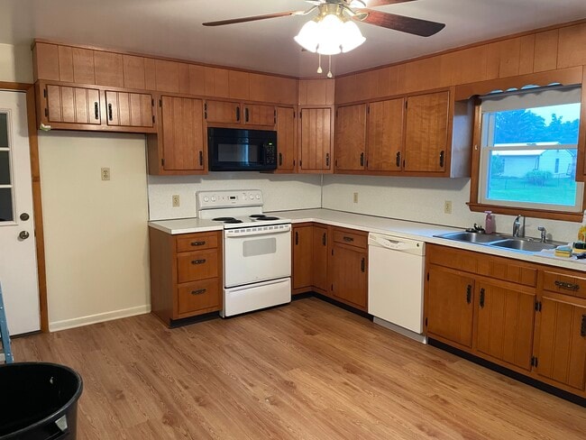 Photo - 857 E Louther St