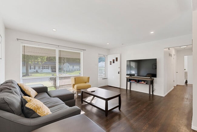 Building Photo - 814 Holiday Ave