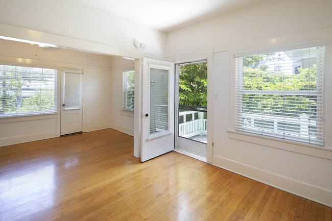 Photo - Stunning Upstairs 1BR in Downtown/Bankers Hill with Hardwood Flooring & Balcony! Unidad 05
