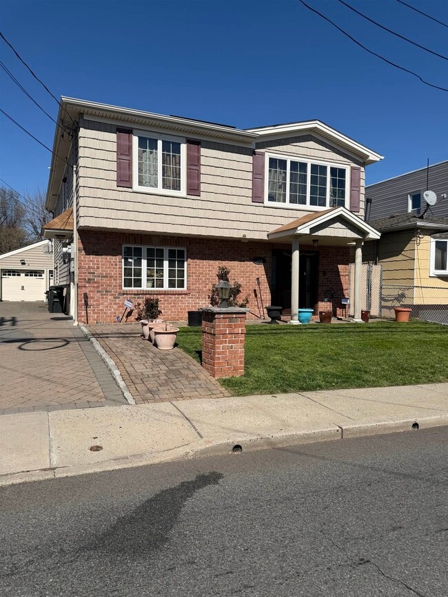 Building Photo - 244 Front St Unit 2