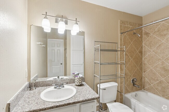 2BR, 2BA - 1,000SF - Bathroom