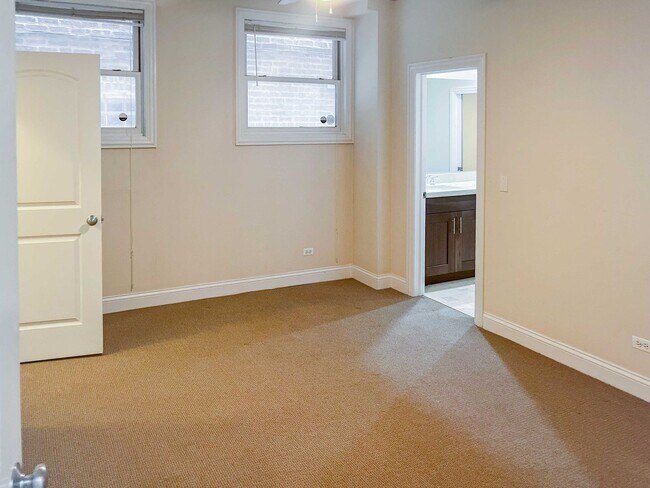 2334 N Greenview Ave Unit 3