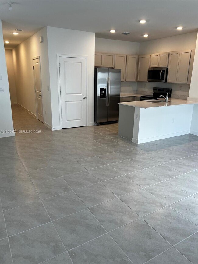 Photo - 652 NW 6th St