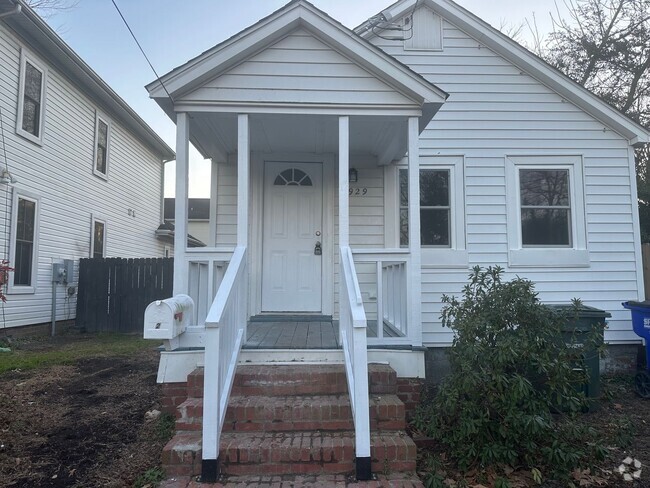 Building Photo - Charming Renovated 1-Bedroom Bungalow in O... Rental