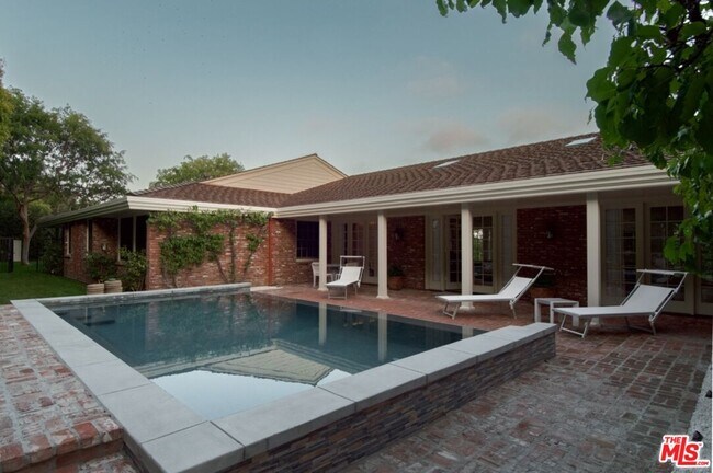 Building Photo - 1121 N Beverly Dr