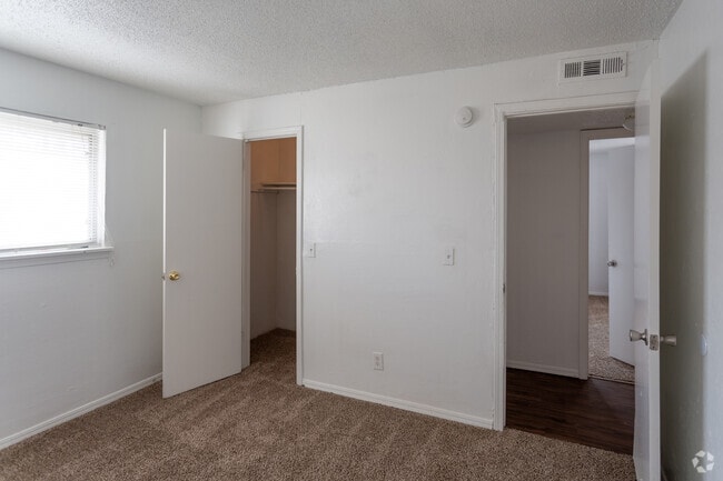 2HAB, 1BA - 872 ft² - Highland Park