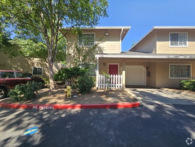 Building Photo - Two Story 3 Bedroom 2 Bath Condo in Chico ...