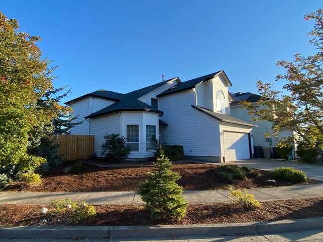 Building Photo - Spacious & Updated 4 Bedroom 2.5 Bath In H... Rental
