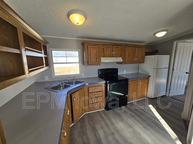 700 W Ridgeway Ave