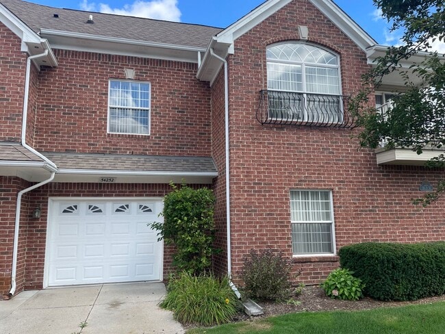 Building Photo - Shelby TWP 2-BR, 2-BA with Attached Garage... Rental