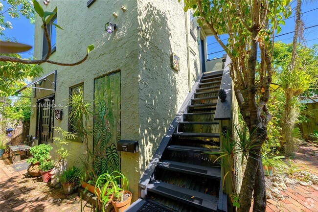 Building Photo - 1852 SW 9th St Unit 2 Rental