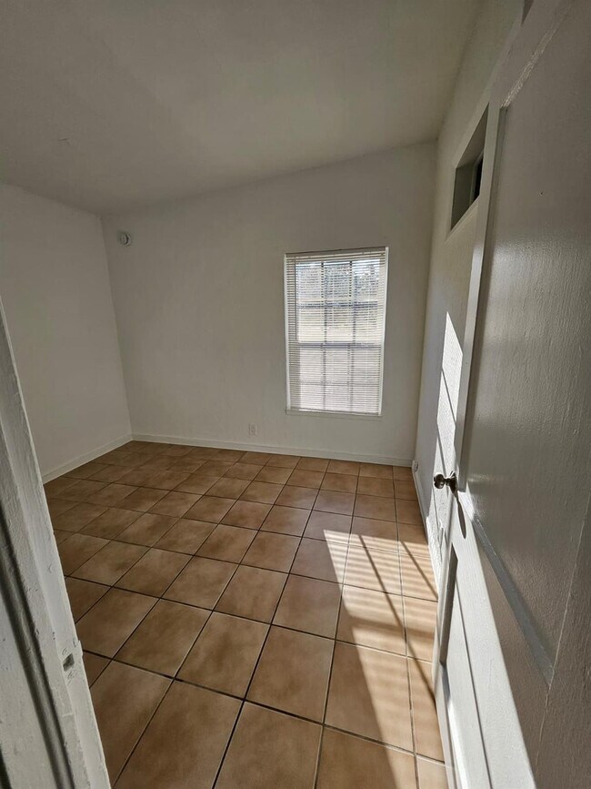 Photo - 1100 NE 12th Ave Unit 3