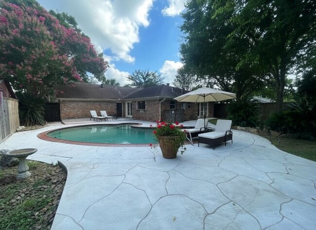 Building Photo - 9655 Meadowcroft Dr