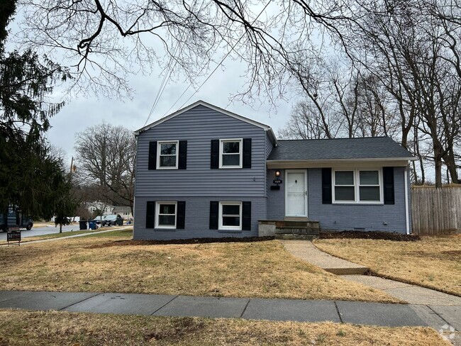 Building Photo - Lovely Split Level Close to Walter Reed, N... Rental