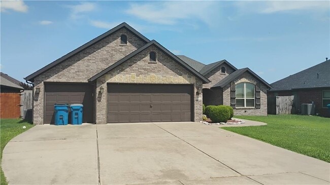 Building Photo - 1911 SW Cypress St Rental