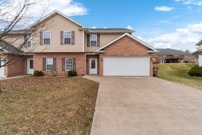 Building Photo - Spacious Duplex in Cape