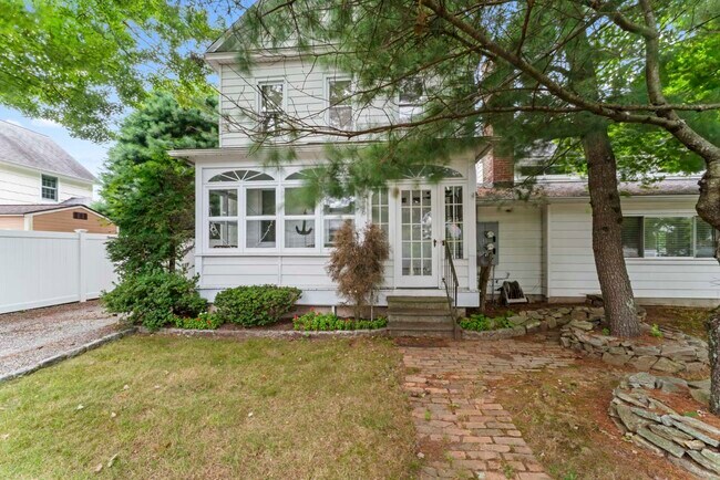 Photo - 516 Oldfield Road- Furnished Student House