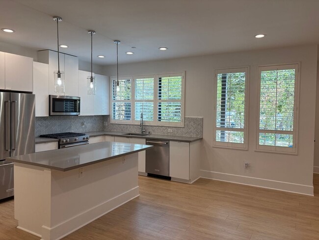 Building Photo - Beautiful-Luxury 3+3 Townhome in prestigio...