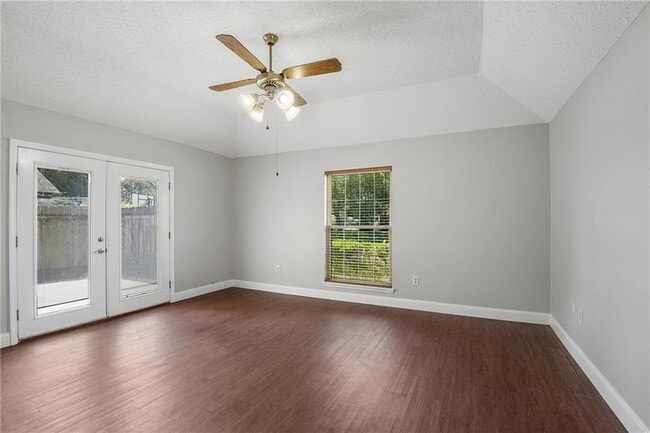 Photo - 433 Grafton Dr
