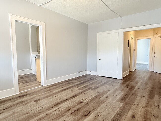 Photo - 1441 Wyandotte St E Unit 9