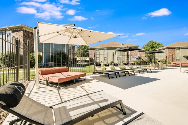 Resort-Style Furniture - Poolside Lounge - The Arbor Apartments and Townhomes