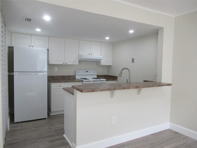 Photo - 6825 SW 45th Ln Unidad 12