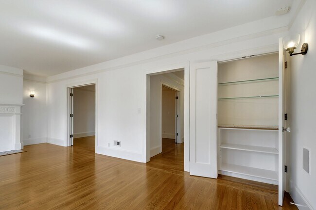 Photo - 3217-21 Gough Street Apartments Unidad 3221