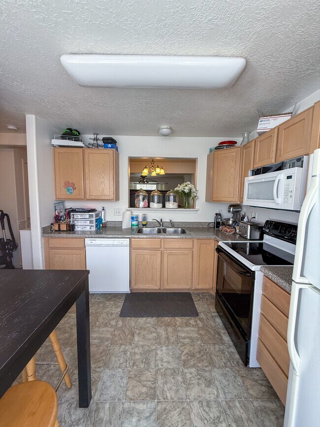 Photo - 884 Capital Ave