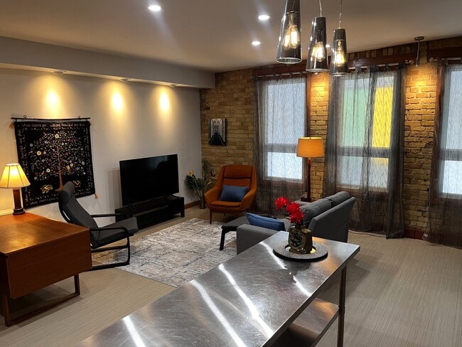 Photo - 123 King St
