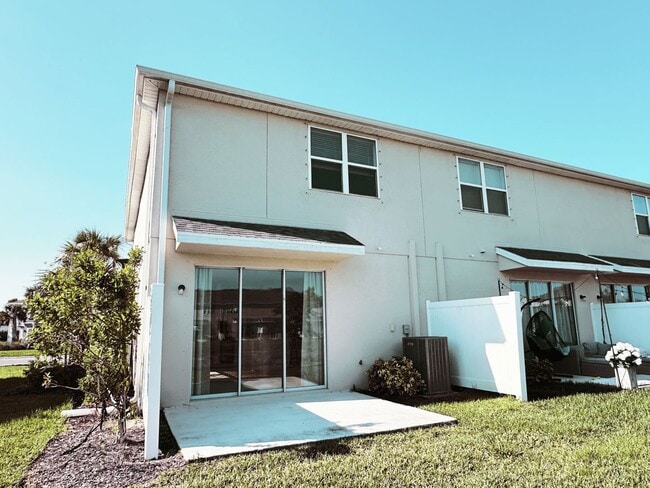 Photo - Beautifully maintained 3/2.5 townhome and community with pool!
