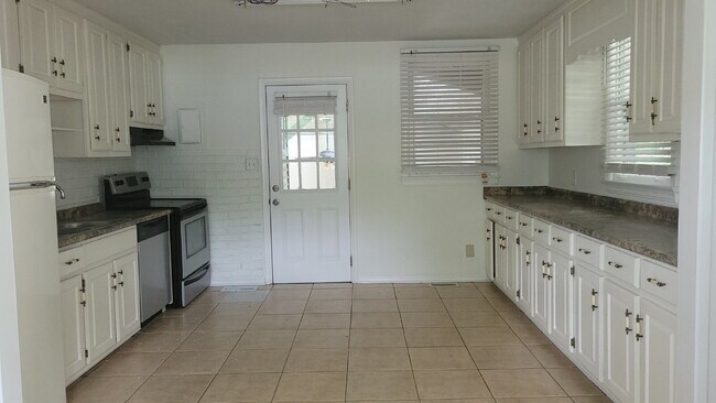Photo - "2-Bedroom Retreat with Located in the 5 P...