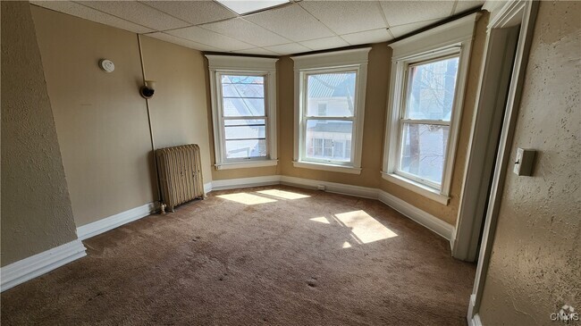 Building Photo - 927 State St Rental