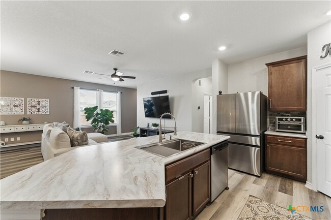 Photo - 304 Dakota Crk