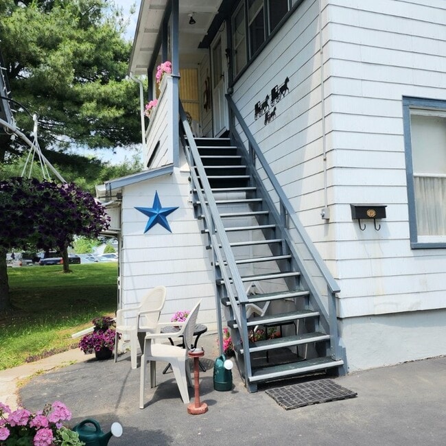 Photo - 318 W William St