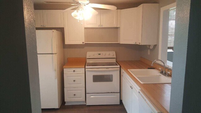 Kitchen - 410 NW 68th Ave Unit 106