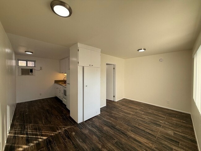 Photo - 15634 Leadwell St Unidad 9