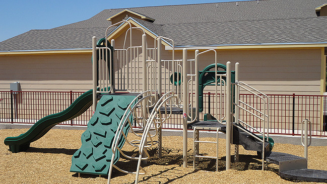 ¡Área de juegos para niños - Avalon at Carlsbad Apartamentos