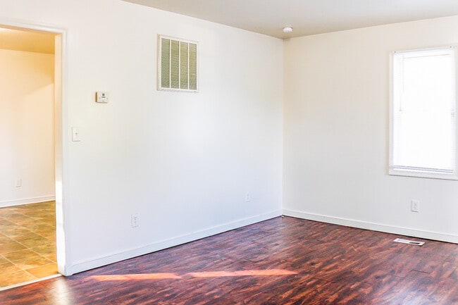 Photo - 835 Gladstone St