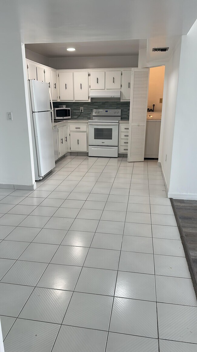 Building Photo - 9273 Collins Ave Unit 1107 Rental