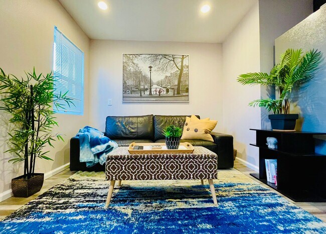 Sala de estar con sofá de cuero - 1051 Columbus Dr Casa