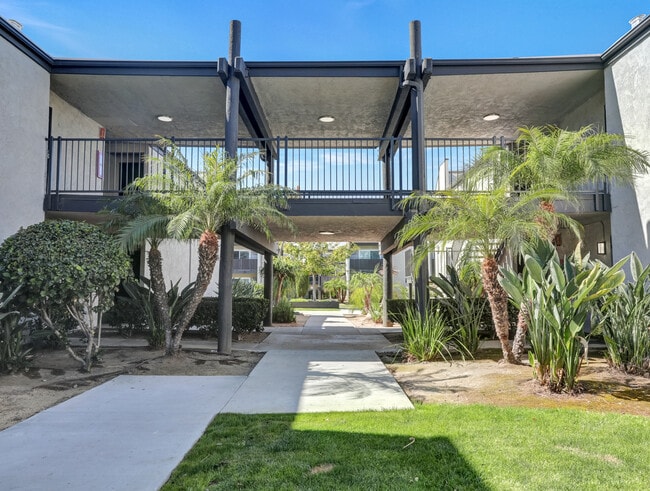 Pasarela - Sturbridge Village Apartments