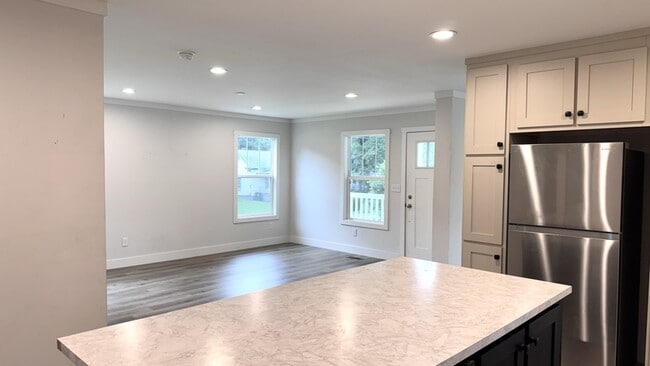 Photo - 209 King St