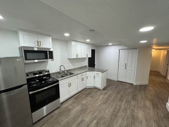Building Photo - 910 620 E