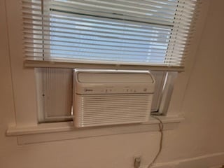 Aire acondicionado en sala de estar/comedor. - 239 Newport Ave