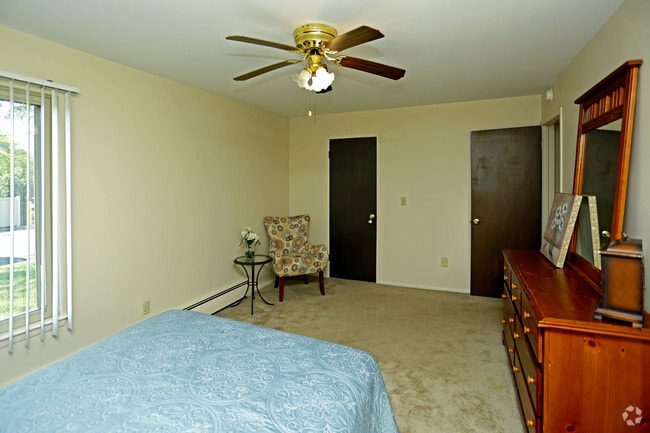2BR, 1BA - 1,041 SF