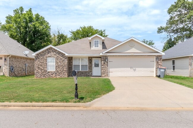 Building Photo - Secure Comfort: Beautiful 3 Bed, 2 Bath Ho... Rental