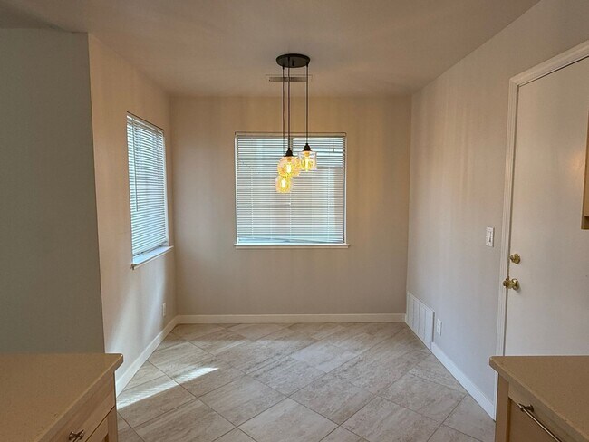 Photo - 929 Glenfinnan Way