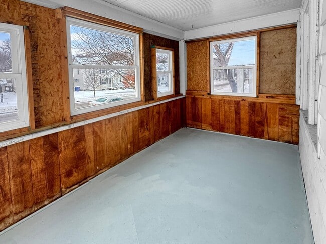 Photo - 857 Lyon St NE