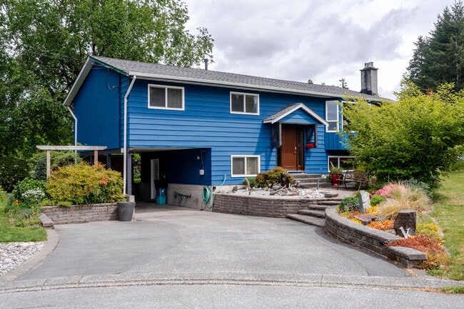 Building Photo - Charming, Updated Family Home in Peaceful ... Unit House