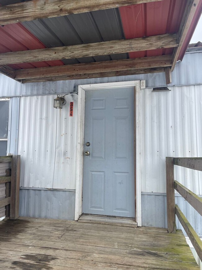 Photo - Country living with spacious front and backyard - 3 beds/ 2bath available now